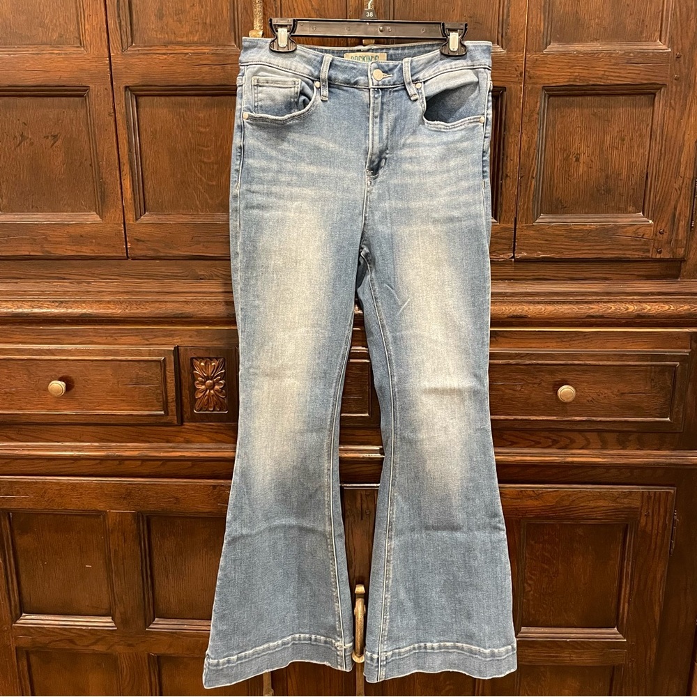 ***Relisting Soon*** Cavender’s Rockin C Medium Wash Flare Jeans